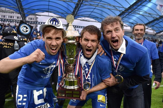 Fotbalisté Liberce Josef Šural (vlevo) a Marek Bakoš oslavují vítězství ve finále Poháru FAČR.