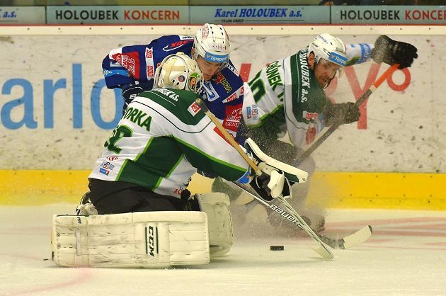 Zleva karlovarský brankář Tomáš Závorka, Tomáš Vondráček z Brna a útočník Energie Tomáš Rachůnek v dohrávce 6. kola Tipsport extraligy.