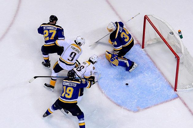 Filip Forsberg (9) z Nashvillu se nejlépe zorientoval na brankovišti a střílí gól.