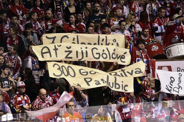 Fanoušci Pardubic dali během utkání 1. kola baráže o hokejovou extraligu s Motorem České Budějovice najevo, že nejsou spokojení s produktivitou svého týmu.