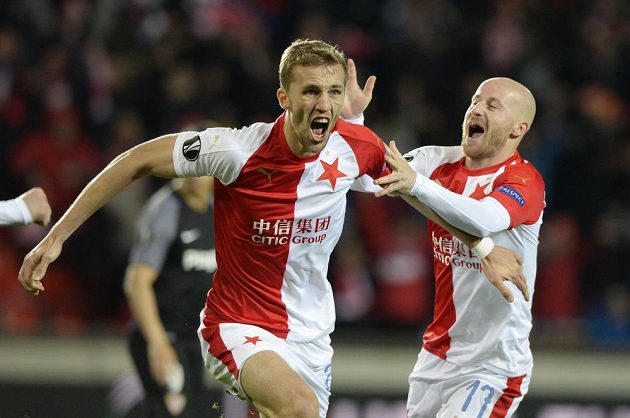 Zleva Tomáš Souček a Miroslav Stoch ze Slavie se radují z druhého gólu.