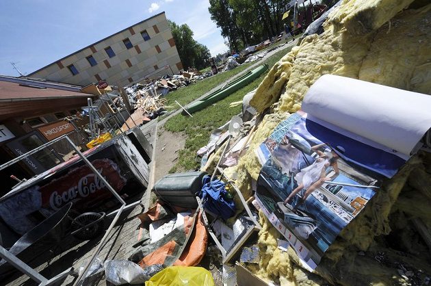 V loděnici vodních slalomářů v pražské Troji napáchaly nedávné záplavy rozsáhlé škody.