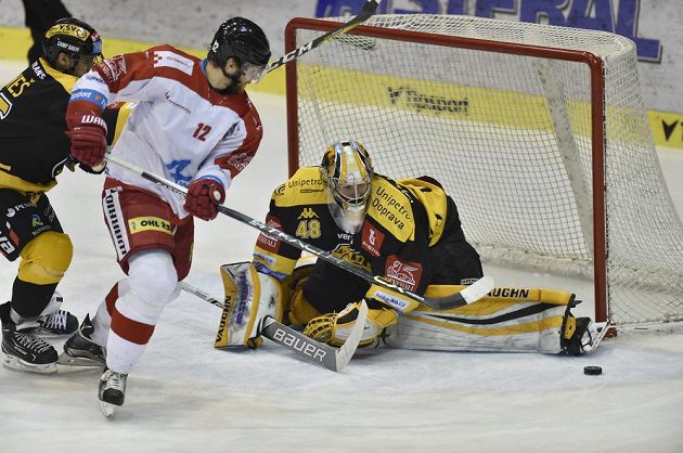 Zleva útočník Litvínova František Lukeš a olomoucký útočník Jan Knotek bojují před litvínovským brankářem Michaelem Petráskem.