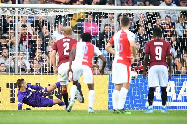 Brankář Sparty Milan Heča inkasuje od slávisty Součka (mimo záběr) gól z penalty.