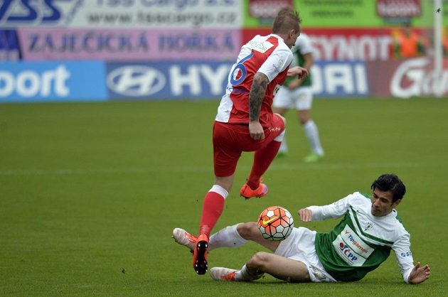 Tomáš Jablonský (vlevo) ze Slavie a domácí hráč Daniel Silva Rossi v utkání 10. kola Synot ligy.