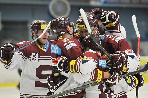 Hokejisté Sparty se radují z gólu na ledě Plzně v utkání 40. kola Tipsport extraligy.