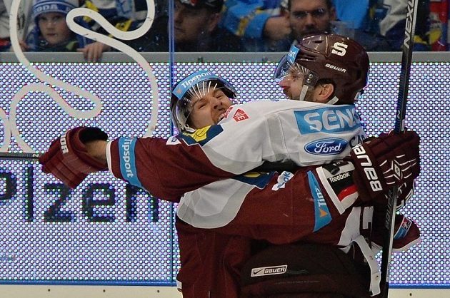 Hokejisté Sparty se radují z gólu na ledě Plzně v šestém semifinálovém duelu play off extraligy.