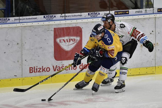 Zleva David Nosek ze Zlína a Jakub Strnad z Mladé Boleslavi během utkání hokejové extraligy.