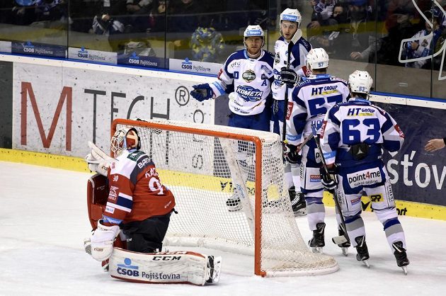 Hokejisté Komety Brno se radují z první branky na ledě Pardubic ve 34. kole ELH.