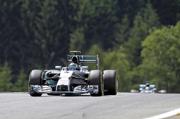Nico Rosberg v čele VC Rakouska pronásledovaný stájovým kolegou z Mercedesu Lewisem Hamiltonem.