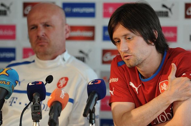 Kapitán české fotbalové reprezentace Tomáš Rosický (vpravo) a trenér Michal Bílek během předzápasové tiskové konference před utkání kvalifikace MS 2014 s Italií.