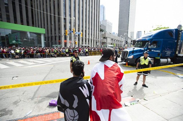 Fanoušci Toronto Raptors přišli do ulic s týmem oslavit jejich triumf v NBA. Veselici ale narušila střelba.