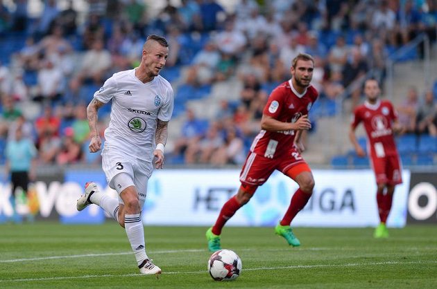 Jiří Fleišman z Mladé Boleslavi postupuje směrem k brance Sigmy Olomouc. Martin Sladký v dresu Hanáků jej sleduje z uctivé vzdálenosti.