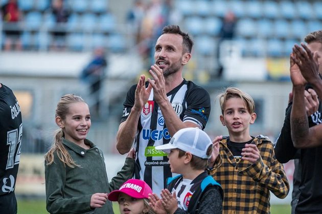 Tomáš Sivok s dětmi, vlevo Megan, vpravo André Thomas.