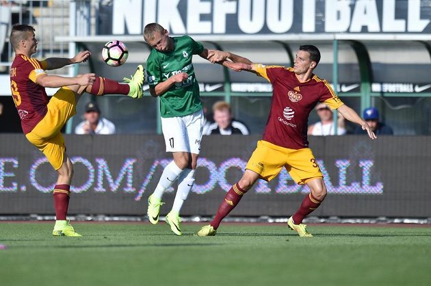 Jablonecký Ondřej Mihálik a dvojice fotbalistů Dukly Lukáš Štetina a Ondřej Kušnír (vpravo).