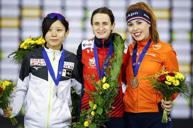 Trio nejlepších z MS ve víceboji: zlatá Martina Sáblíková uprostřed , vlevo druhá Japonka Miho Takagiová, vpravo Nizozemka Antoinette de Jongová.