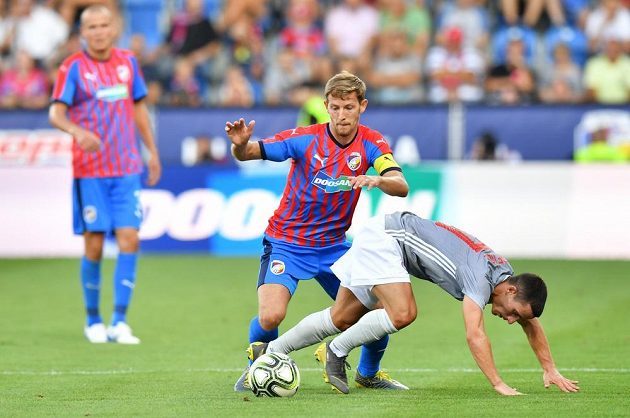 Plzeňský kapitán Patrik Hrošovský v souboji během utkání 2. předkola fotbalového Ligy mistrů, kde je soupeřem Západočechů Olympiakos Pireus.