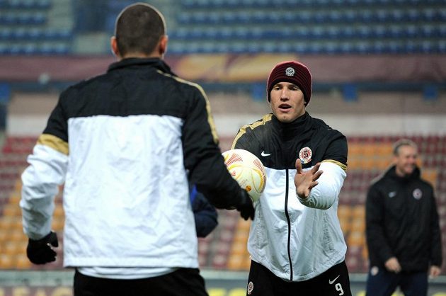 Útočník Sparty Bekim Balaj (druhý zleva) na středečním tréninku před utkáním s Chelsea.