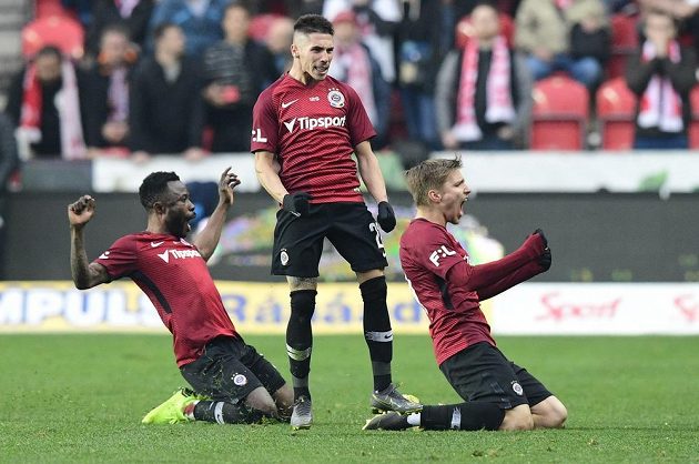 Hráči Sparty se radují z vyrovnávacího gólu na 1:1, který vstřelil Srdjan Plavšić (uprostřed).