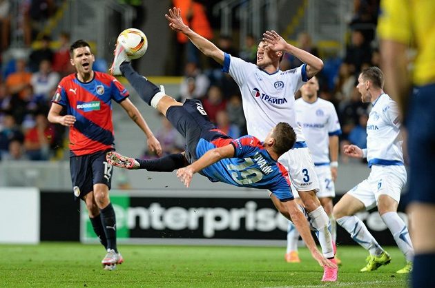 Plzeňský Jan Kovařík při akrobatickém pokusu o střelbu, jeho snahu sleduje Michal Ďuriš (vlevo) a Maksim Vitus z Minsku.