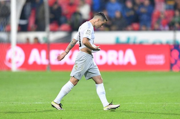 Vyloučený sparťanský špílmachr Nicolae Stanciu odchází ze hřiště v Plzni. Západočeši vyhráli 1:0.