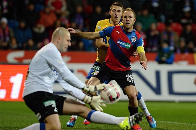 Zleva brankář Teplic Martin Dlouhý, jeho spoluhráč Jan Krob a plzeňský střelec Daniel Kolář.