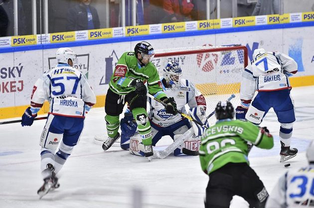 Gólman Brna Karel Vejmelka (třetí zleva) sleduje situaci před bránou při utkání s Boleslaví.