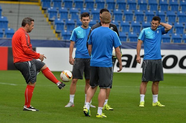 Fotbalisté Plzně se chystají na duel s Minskem. Vlevo je bývalý kapitán týmu a nynější asistent trenéra Pavel Horváth.