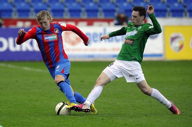 Plzeňský fotbalista František Rajtoral (vlevo) v souboji s jabloneckým záložníkem Ondřejem Vaňkem v odvetném čtvrtfinálovém utkání Poháru České pošty.