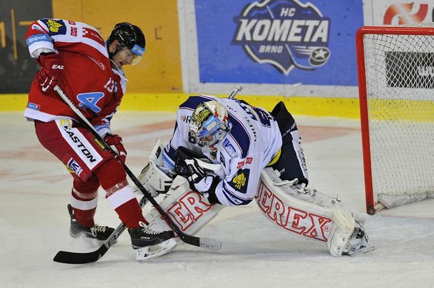 Tomáš Mikúš z Olomouce (vlevo) a brněnský brankář Martin Falter v utkání 5. kola hokejové Tipsport extraligy.
