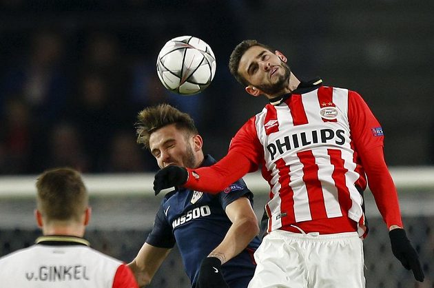 Gaston Pereiro z Eindhovenu (vpravo) v hlavičkovém souboji se Saule Niguezem z Atlétika.