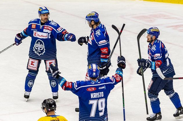 Hráči Kladna se radují z druhého gólu, zleva Tomáš Plekanec, Jaromír Jágr, Danny Kristo a Nicolas Hlava.