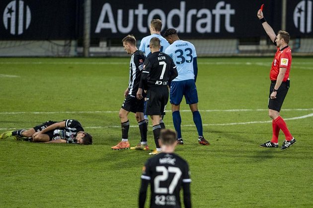 Olivier Kingue (číslo 33) z Příbrami dostává červenou kartu od rozhodčího Milana Matějčka. Na trávníku leží faulovaný Patrik Brandner z Českých Budějovic.
