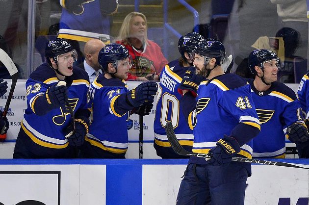 Češi v roli gratulantů. Dmitrij Jaškin (23) a Vladimír Sobotka (71) se radují s obráncem St. Louis Robertem Bortuzzem z jeho trefy v utkání s Chicagem v NHL. Nakonec však tým Blues zápas prohrál.