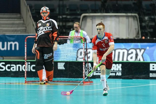 Český florbalový obránce Patrik Suchánek, v pozadí brankář Tomáš Kafka v semifinále MS proti Finsku.
