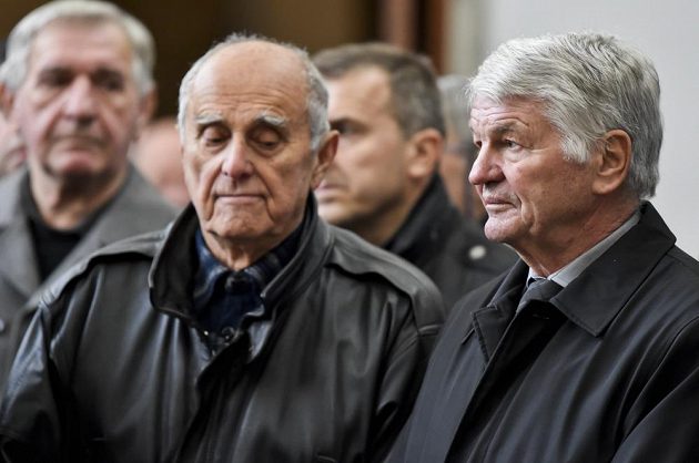 Ve Velké obřadní síni v pražských Strašnicích se konalo poslední rozloučení s fotbalovým trenérem Josefem Pešicem, který zemřel 18. prosince ve věku 67 let. Na snímku vpravo je trenér Jozef Jarabinský.