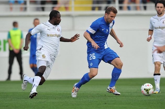 Seidu Yahya (vlevo) z Giurgiu a útočník Slovanu Tomáš Ďubek v úvodním duelu 3. předkola Evropské ligy.