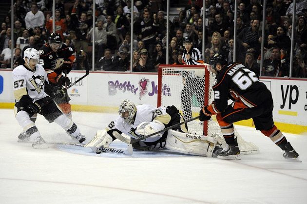 Momentka z utkání Anaheim - Pittsburgh, které vyhráli hosté až po samostatných nájezdech.