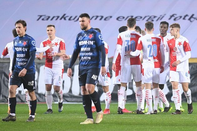 Fotbalisté Slavie se radují z gólu během osmifinále MOL Cupu s Karlovými Vary.