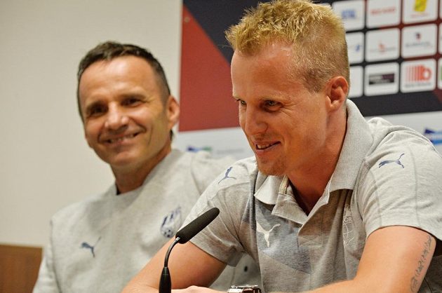 Zleva plzeňský trenér Karel Krejčí a kapitán mužstva David Limberský na tiskové konferenci před úvodním duelem play off Evropské ligy s Vojvodinou.