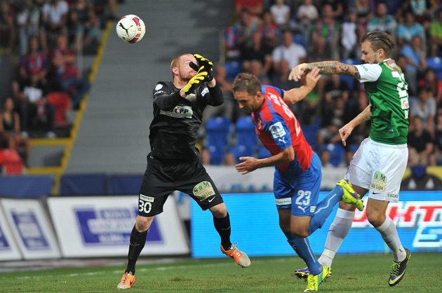 Jablonecký brankář Vlastimil Hrubý si sráží míč do vlastní sítě. Uprostřed je plzeňský útočník Marek Bakoš, vpravo stoper severočeského týmu Vít Beneš.