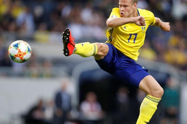 Švédský fotbalista Viktor Claesson v akci během utkání kvalifikace o postup na EURO 2020 proti Maltě.