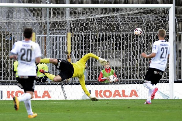 Plzeňský brankář Matúš Kozáčik inkasuje v Brně druhý gól z kopačky Milana Lutonského (není na snímku).