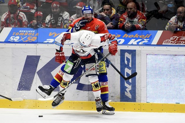 V popředí Rostislav Marosz z Pardubic, vzadu Žiga Pavlin z Českých Budějovic během utkání baráže o hokejovou extraligu.
