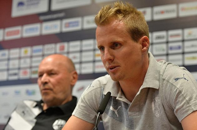 Kapitán plzeňských fotbalistů David Limberský a trenér Viktorie Miroslav Koubek na tiskové konferenci před odvetným duelem 3. předkola Ligy mistrů s Maccabi Tel Aviv.