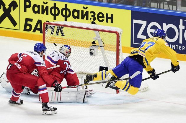Martin Lundberg dává druhý gól českému brankáři Pavlu Francouzovi, vlevo je Michal Kempný.