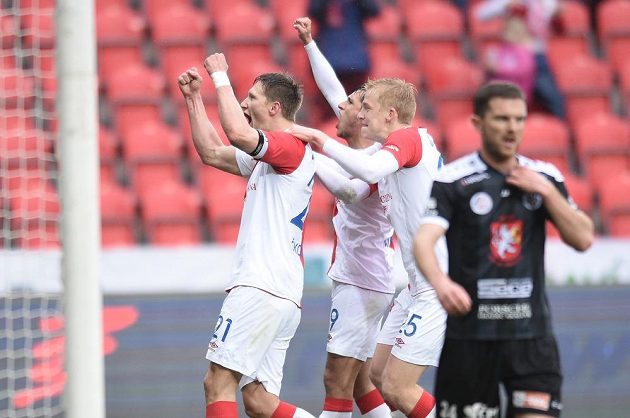 Zleva Milan Škoda, Ruslan Mingazov a Michal Frydrych slaví druhý zásah Slavie proti Hradci Králové.