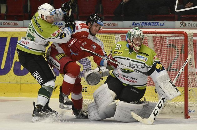 Zleva karlovarský útočník Sebastian Gorčík, obránce Olomouce Pavel Skrbek a brankář Varů Vladislav Habal.