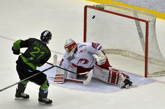 Útočník Mladé Boleslavi Jakub Klepiš střílí na branku třineckého gólmana Šimona Hrubce.