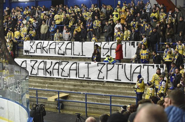 Protest zlínských fanoušků proti rozhodnutí vedení extraligy uzavřít na jeden zápas fanouškovské kotle v Plzni a Brně.